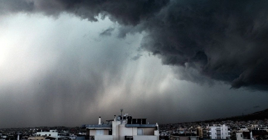 Aπότομη «εισβολή» του χειμώνα: Σαρώνει τα πάντα ο «Ξενοφών» – Προειδοποίηση για «μεσογειακό κυκλώνα» – Απαγορευτικό στα λιμάνια